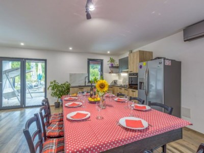 Holiday house Four Bedroom Holiday House Mali Raj with Pool - Features photo 8