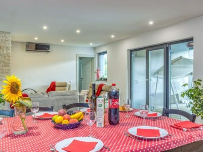 Holiday house Four Bedroom Holiday House Mali Raj with Pool - Features photo 9