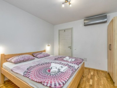 Holiday house Four Bedroom Holiday House Mali Raj with Pool - Features photo 11