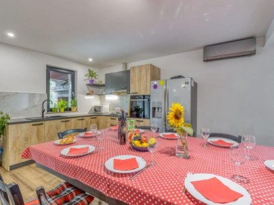 Holiday house Four Bedroom Holiday House Mali Raj with Pool - Features photo 20