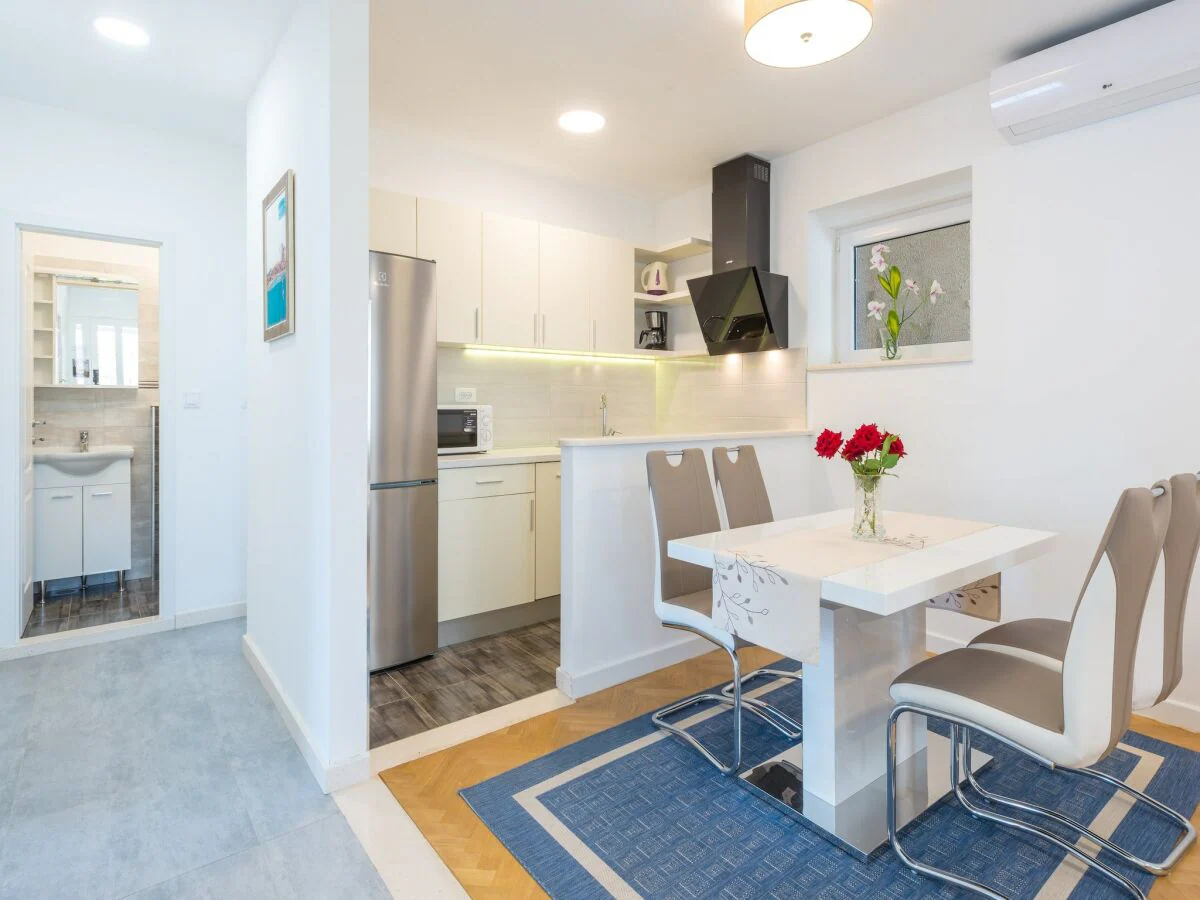 Apartment Apartments Lucija - Two Bedroom Apartment with Balcony and Sea View - Features photo 2