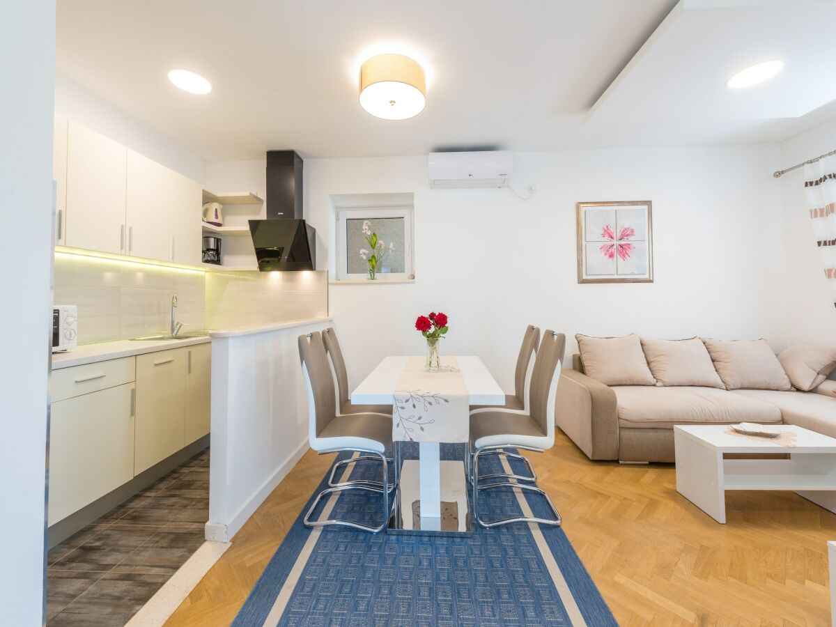 Apartment Apartments Lucija - Two Bedroom Apartment with Balcony and Sea View - Features photo 3