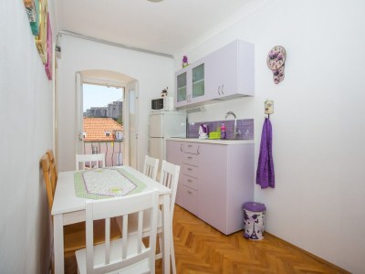 Apartment Guest House Gugily- Triple Room with Shared Bathroom and City View - Features photo 5