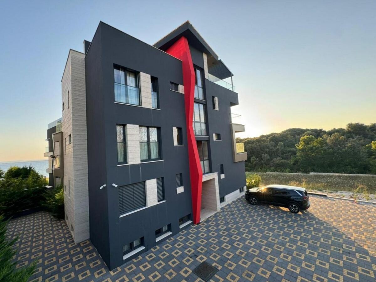 Apartment Three-Bedroom Penthouse with Infinity Pool (The Skyview Penthouse) - S4