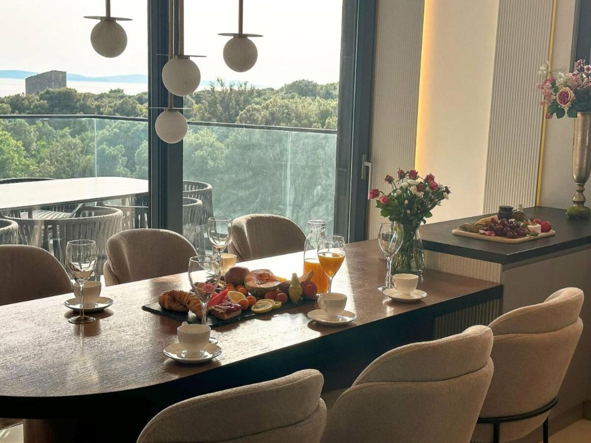 Apartment Three-Bedroom Penthouse with Infinity Pool (The Skyview Penthouse) - S4 - Features photo 2