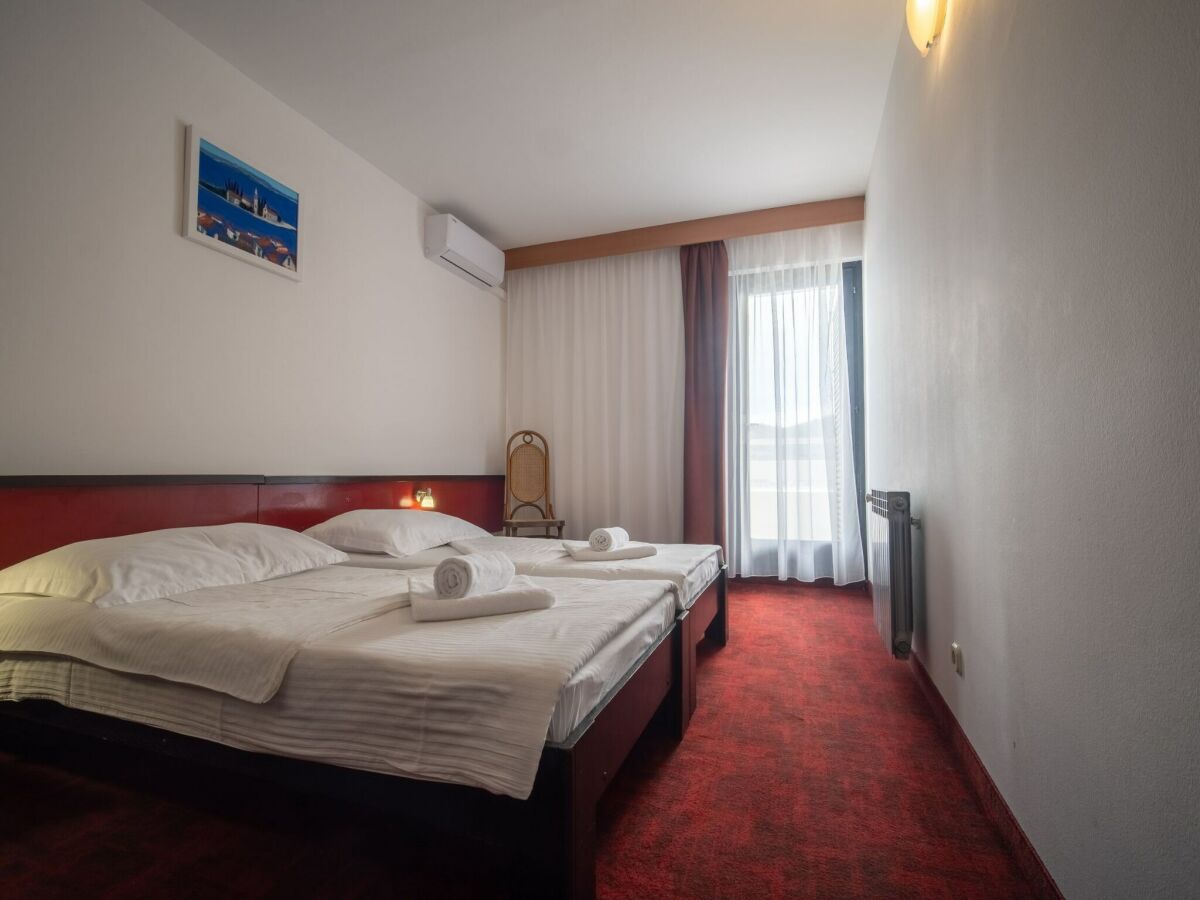 Apartment Hotel Issa - Twin Room Park View - Features photo 5