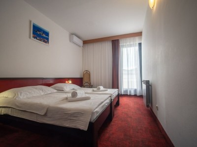 Apartment Hotel Issa - Twin Room Park View - Features photo 5