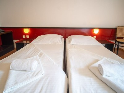 Apartment Hotel Issa - Twin Room Park View - Features photo 6