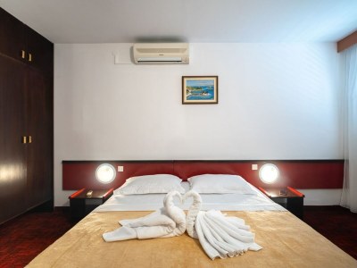 Apartment Hotel Issa - Double Room Sea View 4 - Features photo 27