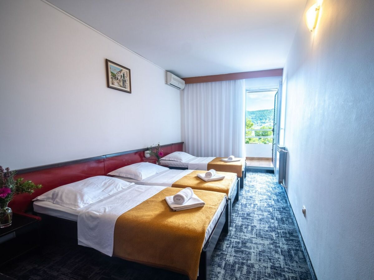 Apartment Hotel Issa - Triple Room Sea View - Features photo 5