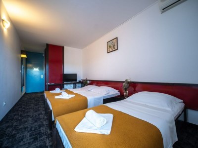 Apartment Hotel Issa - Triple Room Sea View - Features photo 6