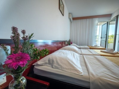 Apartment Hotel Issa - Triple Room Sea View - Features photo 7