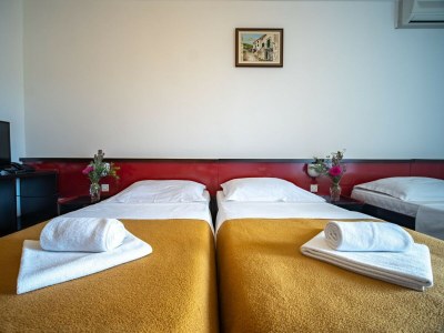 Apartment Hotel Issa - Triple Room Sea View - Features photo 9