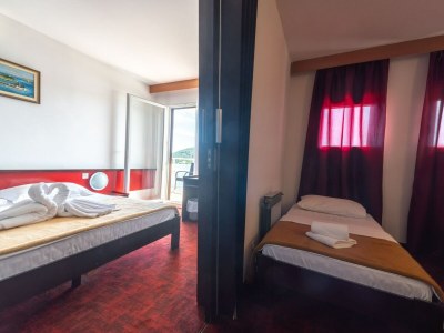Apartment Hotel Issa - Quadruple Room Sea View - Features photo 9