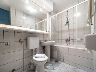 Apartment Hotel Issa - Quadruple Room Sea View - Features photo 11