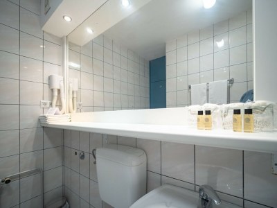 Apartment Hotel Issa - Quadruple Room Sea View - Features photo 12