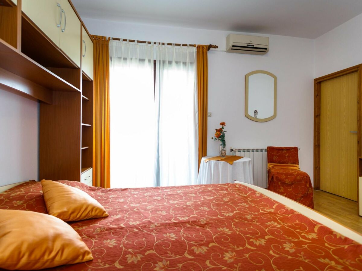 Apartment Sunny and Sleek Krk Rooms with Balcony - Standard Double Room with - Features photo 2