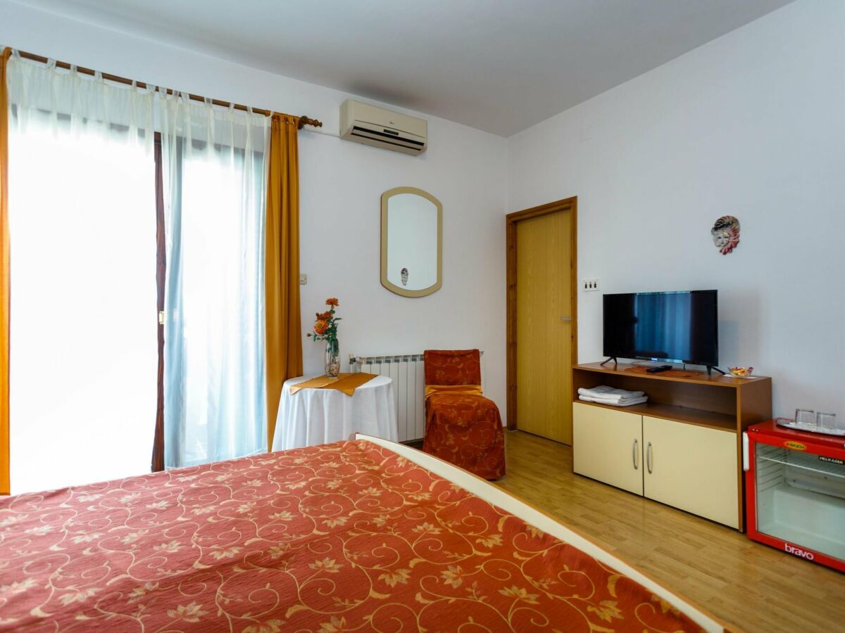 Apartment Sunny and Sleek Krk Rooms with Balcony - Standard Double Room with - Features photo 3