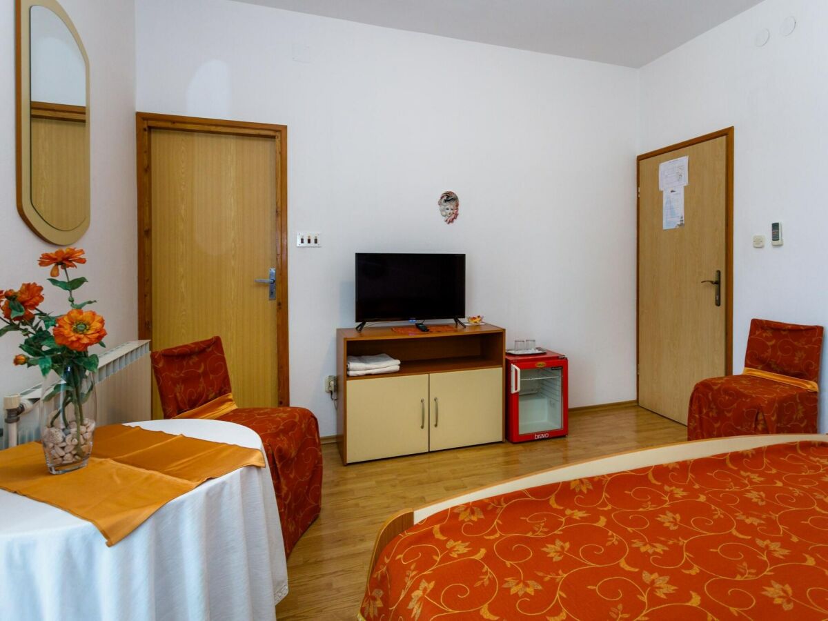 Apartment Sunny and Sleek Krk Rooms with Balcony - Standard Double Room with - Features photo 5