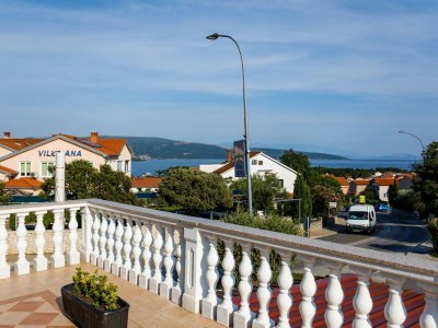 Apartment Sunny and Sleek Krk Rooms with Balcony - Standard Double Room with in Vrh - Apartment