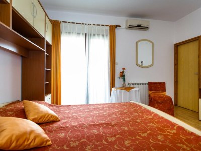 Apartment Sunny and Sleek Krk Rooms with Balcony - Standard Double Room with - Features photo 2