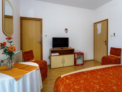 Apartment Sunny and Sleek Krk Rooms with Balcony - Standard Double Room with - Features photo 5
