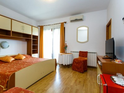 Apartment Sunny and Sleek Krk Rooms with Balcony - Standard Double Room with - Features photo 6