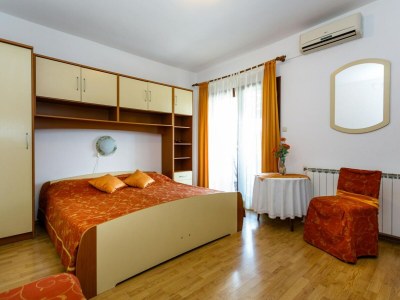 Apartment Sunny and Sleek Krk Rooms with Balcony - Standard Double Room with - Features photo 7