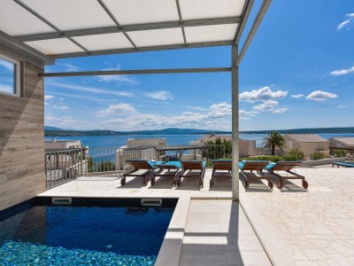 Holiday house Four-bedroom house with terrace and sea view Posedarje, Novigrad K-24091 in Posedarje - Holiday house