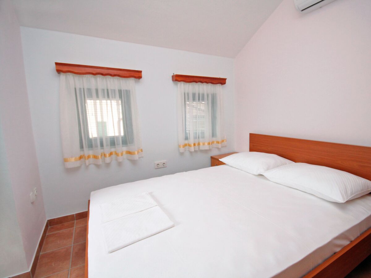 Holiday room with air-conditioning Rogoznica S-3266-a
