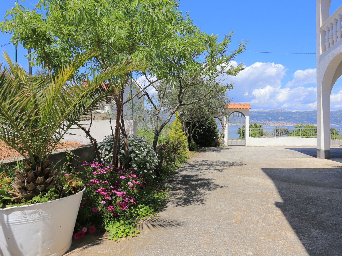 Apartment Studio flat near beach Arbanija, Čiovo AS-19527-a