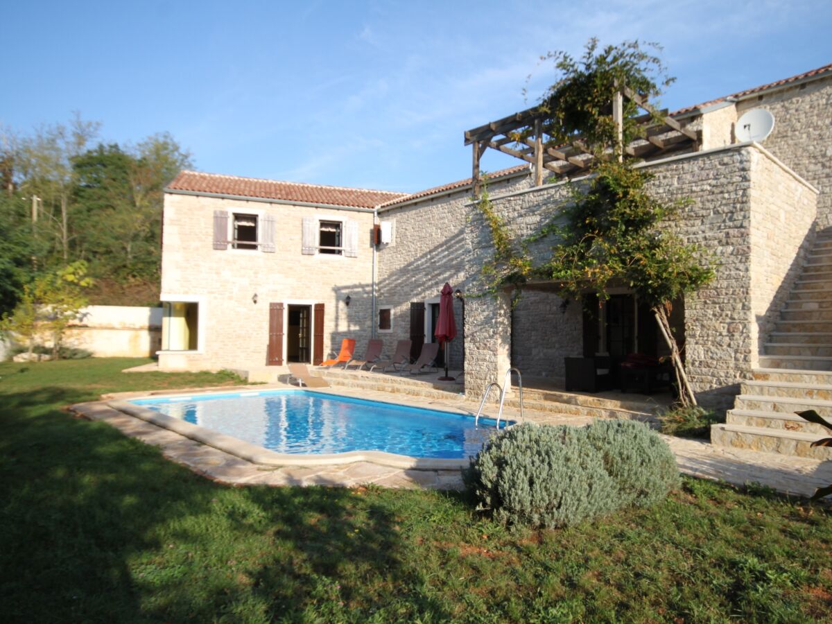 Villa Four-bedroom house with terrace Škrapi, Central Istria - Središnja Istra K-7524