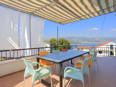 Apartment Three bedroom apartment with terrace and sea view Arbanija, Čiovo A-1125-a in Slatine - Apartment