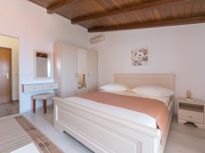 Holiday room with balcony and sea view Brela, Makarska S-2717-a - Outdoor photo 9