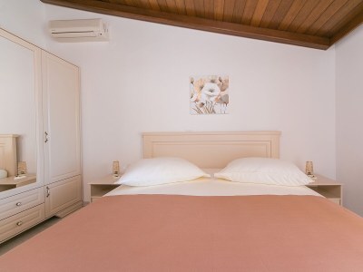 Holiday room with balcony and sea view Brela, Makarska S-2717-a - Outdoor photo 11