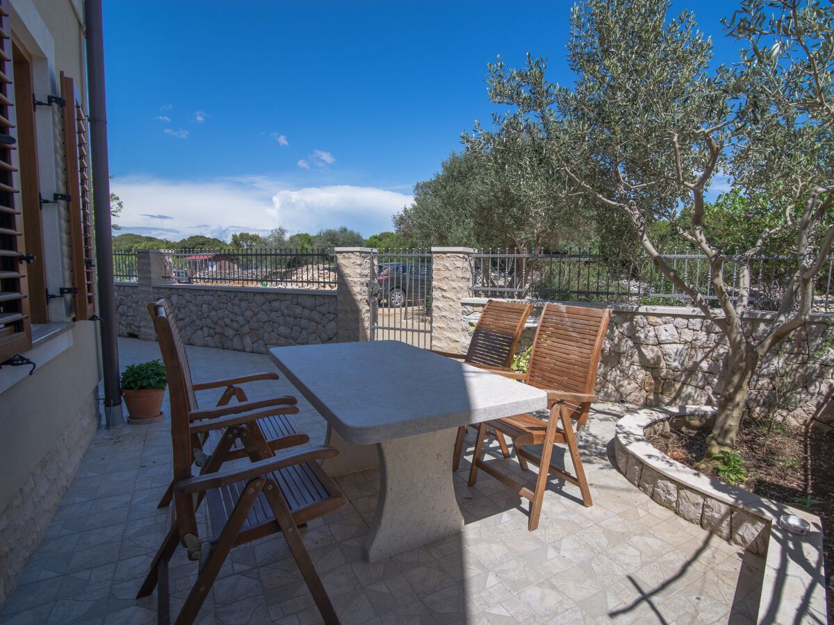 Apartment Two bedroom apartment with terrace Punta križa, Cres A-8082-a