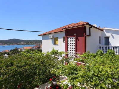 Apartment One bedroom apartment with balcony and sea view Vinišće, Trogir A-10241-a - Outdoor photo 4