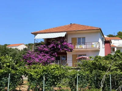 Apartment One bedroom apartment with balcony and sea view Vinišće, Trogir A-10241-a - Outdoor photo 6