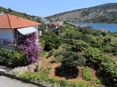 Apartment One bedroom apartment with balcony and sea view Vinišće, Trogir A-10241-a - Outdoor photo 15