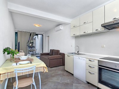 Apartment Two bedroom apartment near beach Cove Pokrivenik, Hvar A-10419-c - Outdoor photo 17