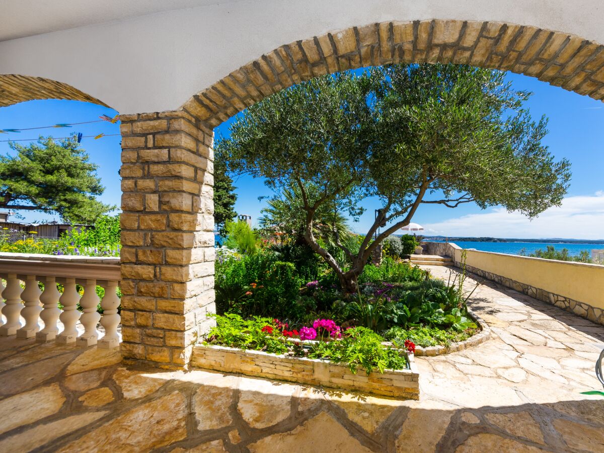 Apartment Apartments by the sea Tkon, Pašman - 12346