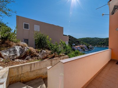 Apartment Two bedroom apartment with balcony and sea view Zaklopatica, Lastovo A-12452-a - Outdoor photo 9