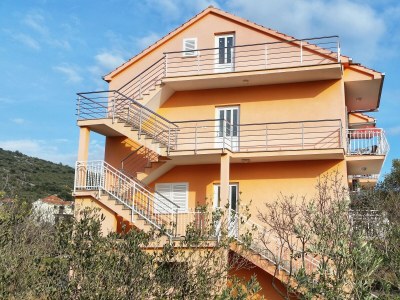 Apartment Two bedroom apartment with balcony and sea view Vinišće, Trogir A-12676-a - Outdoor photo 11