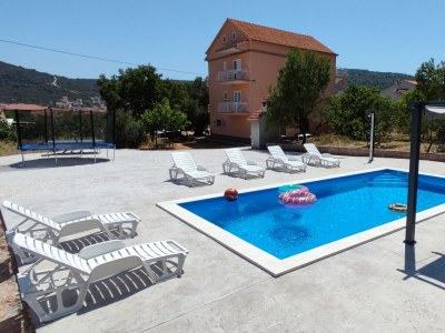 Apartment Two bedroom apartment with terrace and sea view Vinišće, Trogir A-12676-b - Outdoor photo 2