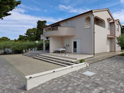 Apartment Two bedroom apartment with terrace Banjol, Rab A-12838-a - Outdoor photo 3