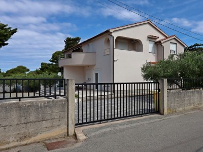 Apartment Two bedroom apartment with terrace Banjol, Rab A-12838-a - Outdoor photo 5