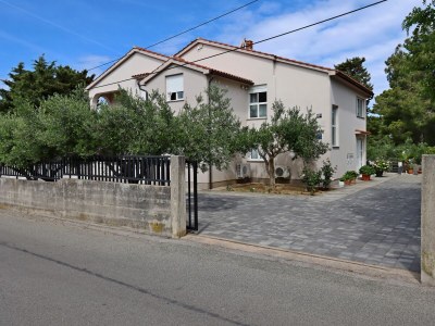 Apartment Two bedroom apartment with terrace Banjol, Rab A-12838-a - Outdoor photo 6