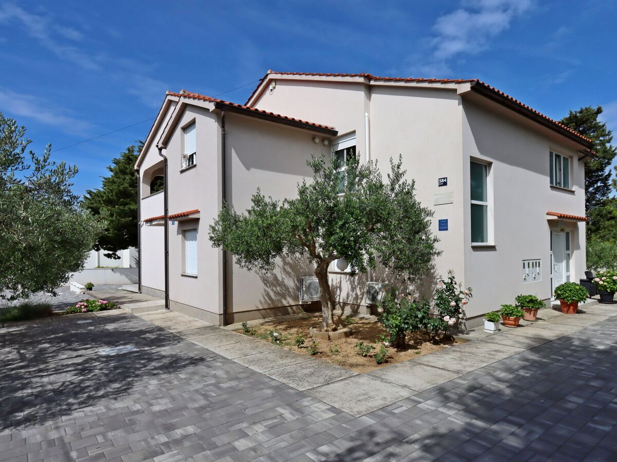 Apartment Two bedroom apartment with terrace Banjol, Rab A-12838-b - Outdoor photo 2