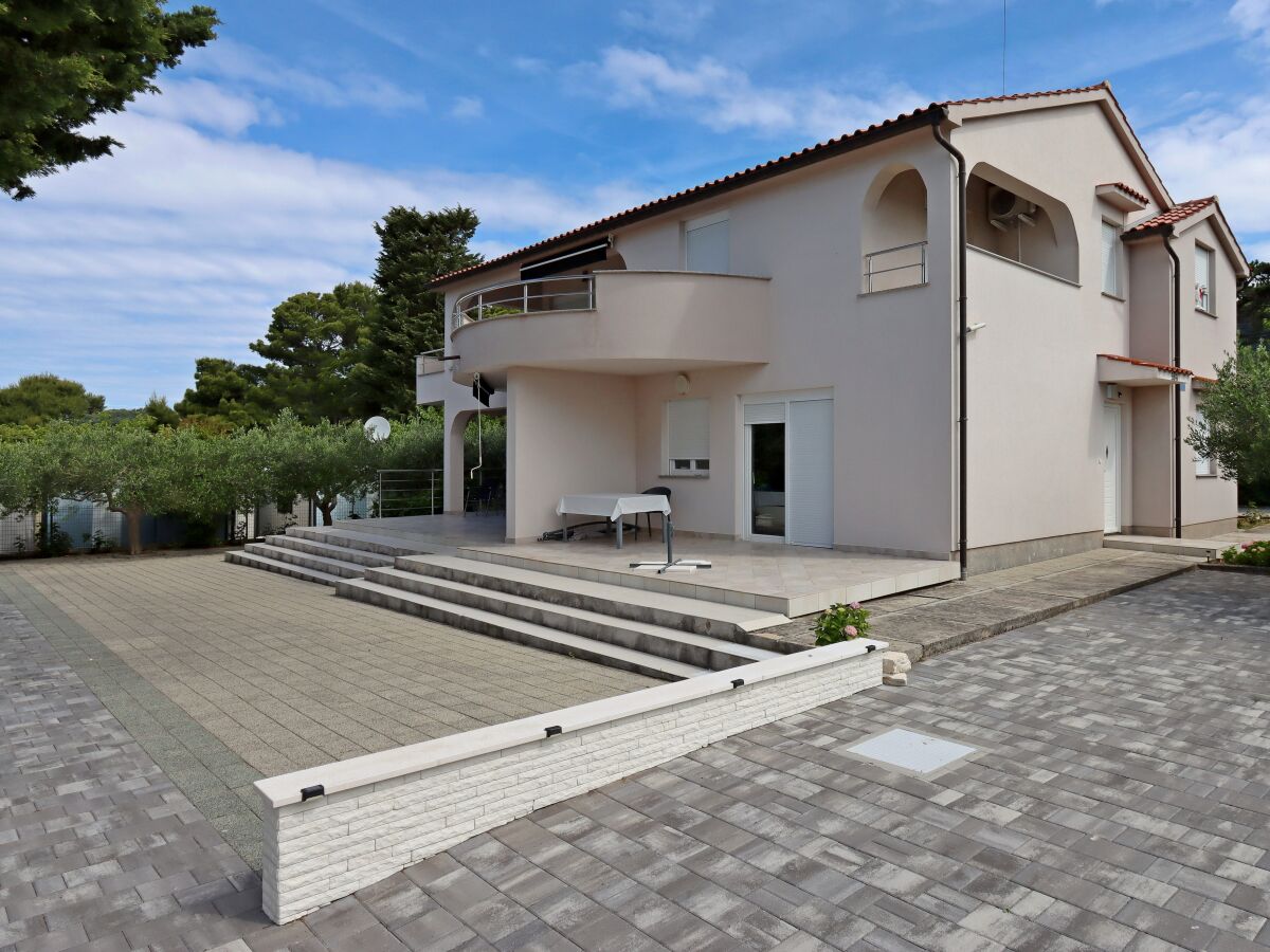 Apartment Two bedroom apartment with terrace Banjol, Rab A-12838-b - Outdoor photo 3