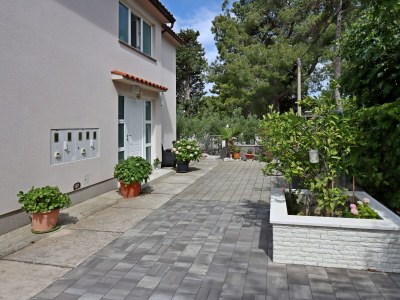 Apartment Two bedroom apartment with terrace Banjol, Rab A-12838-b - Outdoor photo 8